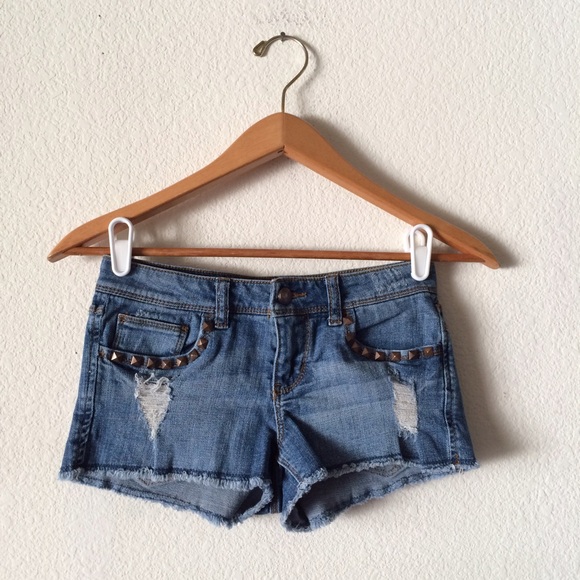 🚫SOLD🚫 Ripped Distressed Cut Off Studded Denim - Picture 4 of 4