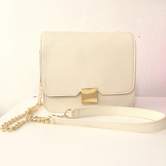 Forever 21 Handbags - Forever 21 Crossbody bag.
