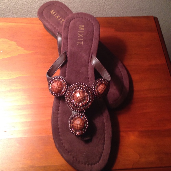 Size 9 Mix it brown sandal.