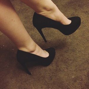 Closed toed Forever 21 black heels👠
