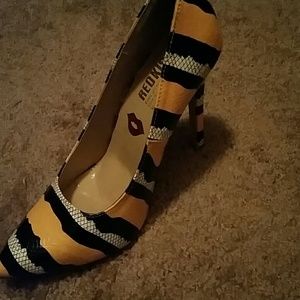 Multicolor snakeskin pump