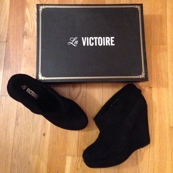 La Victoire Black Suede Wedge Booties 11 - Picture 3 of 4