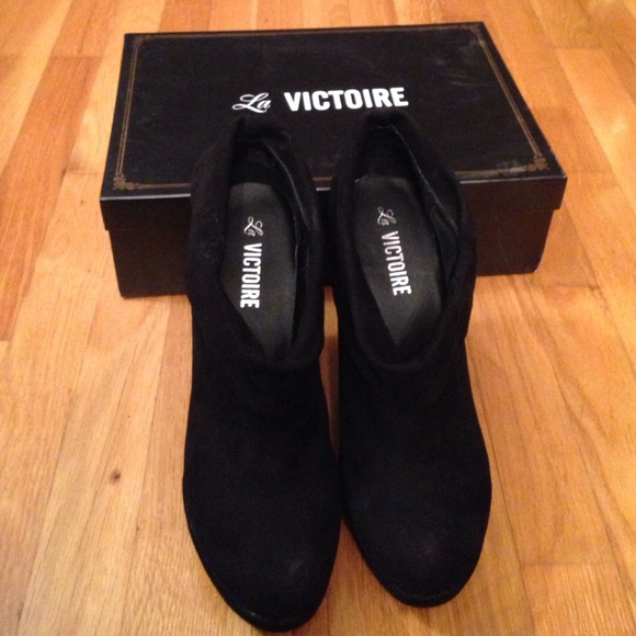 La Victoire Black Suede Wedge Booties 11 - Picture 4 of 4