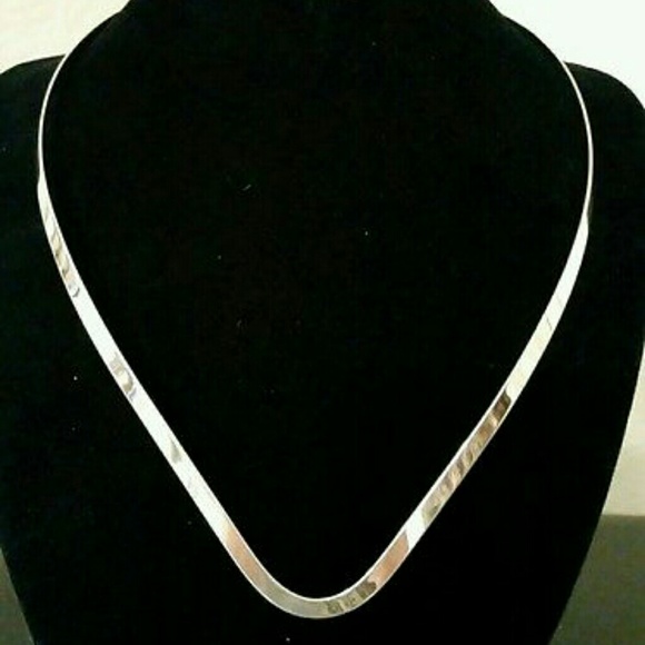 V-shaped Flat Omega Collar