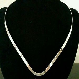 V-shaped Flat Omega Collar