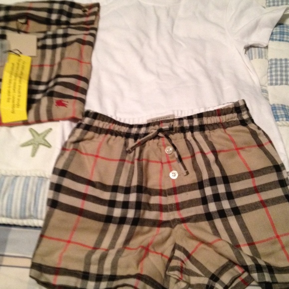 Burberry PJ size 6. Never worn .