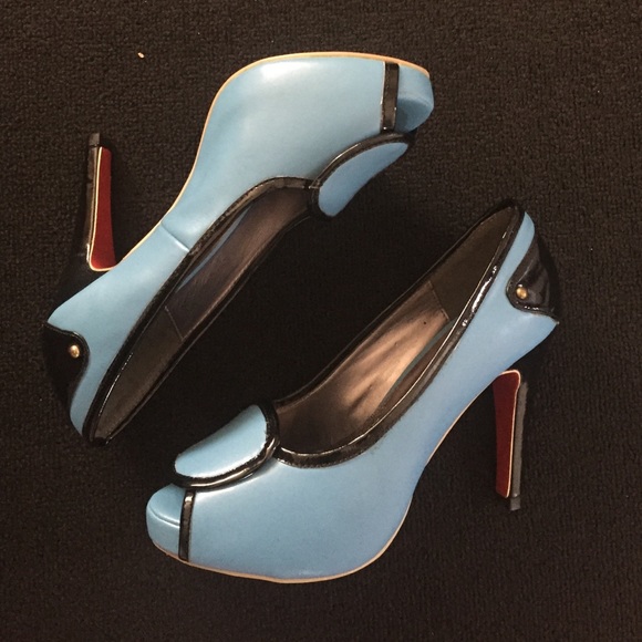 Fahrenheit Baby Blue & Black Pumps