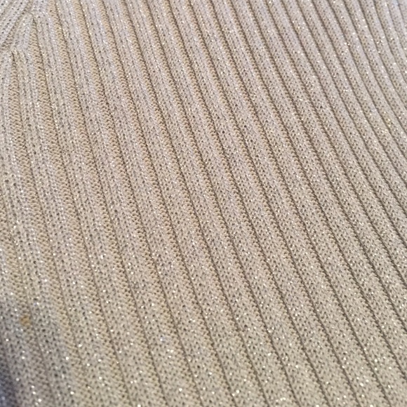 Fancy v neck lightweight sweater! - Picture 2 of 3