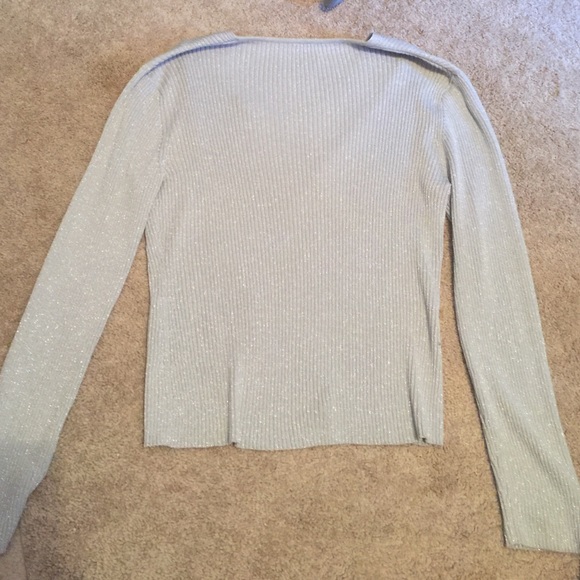 Fancy v neck lightweight sweater! - Picture 3 of 3