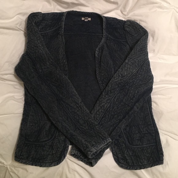 Cute fitted blazer!