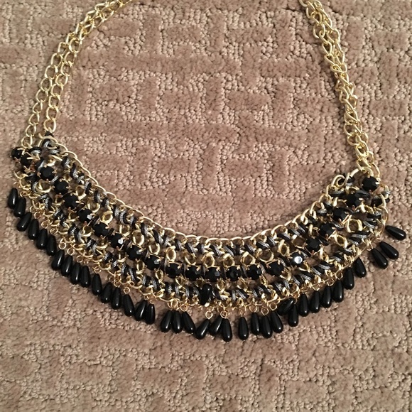 Statement necklace in black and gold - Picture 3 of 3