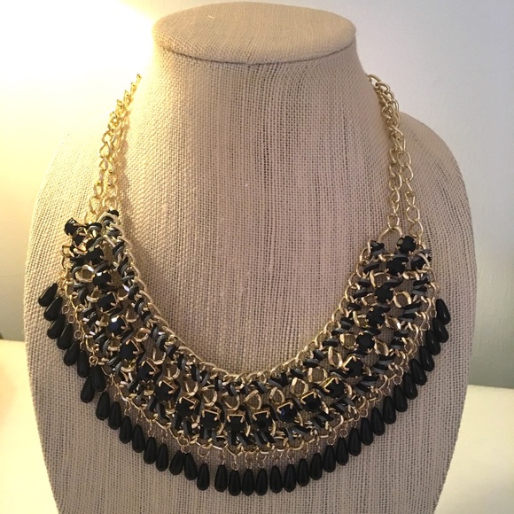 Statement necklace in black and gold - Picture 2 of 3