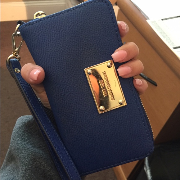 Michael Kors Handbags - Michael kors phone wallet wristlet DESCRIPTION