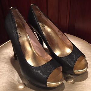 Micheal Kors black and gold pumps