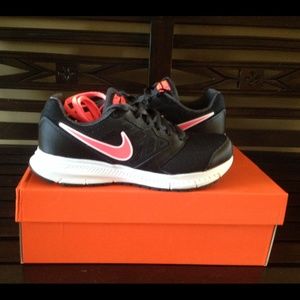 NIKE US SIZE 8