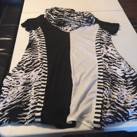 Black and white shirt sleeve shirt with cowl neck