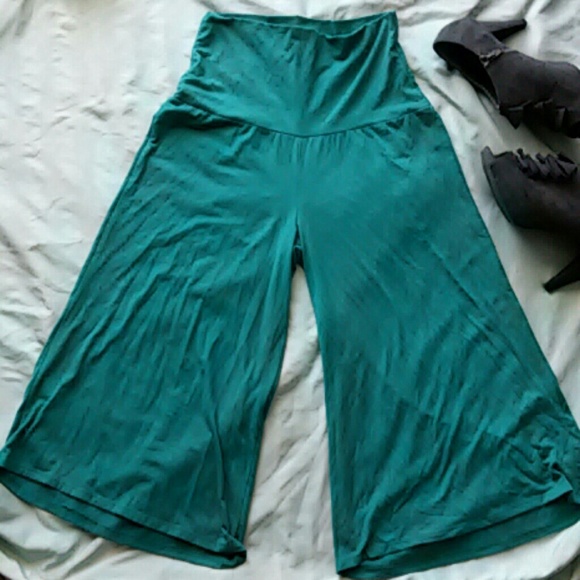 *Charlotte Russe Large stretch flair capris