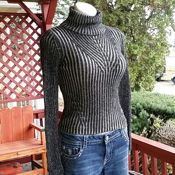 Amazing Turtle Neck Top - Picture 2 of 4