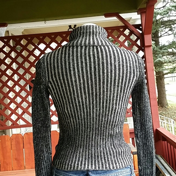 Amazing Turtle Neck Top - Picture 3 of 4