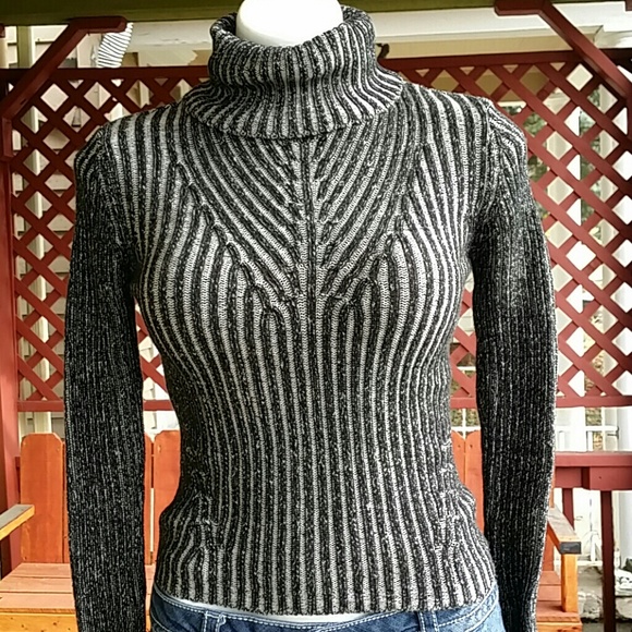 Amazing Turtle Neck Top - Picture 4 of 4
