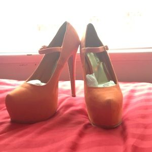 Orange pumps