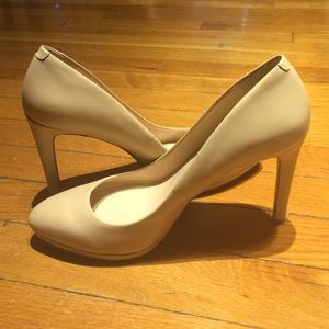 Banana Republic nude pump