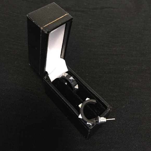 Pyramid Huggie Hoop Earrings Blk /SLV