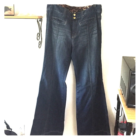Wide leg high waisted jeans.