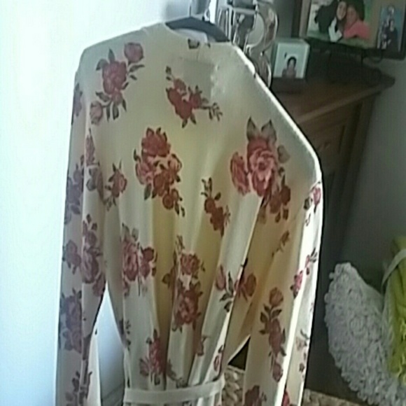 Wrap  blouse - Picture 2 of 2