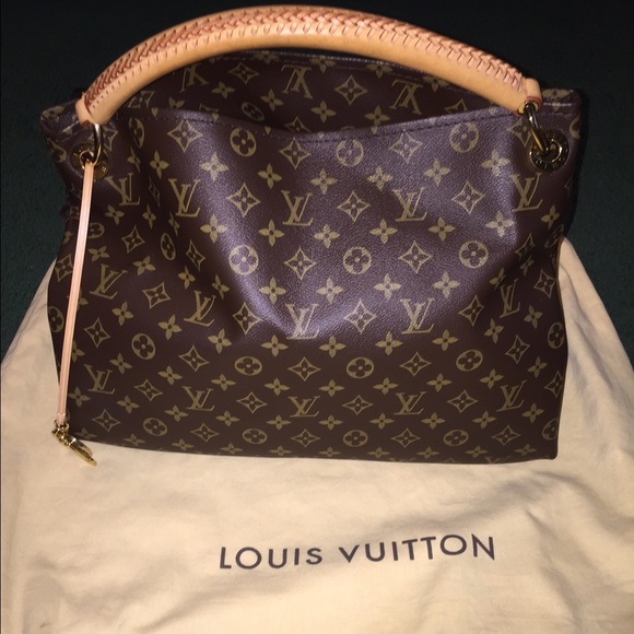 LV Monogram Artsy MM Shoulderbag