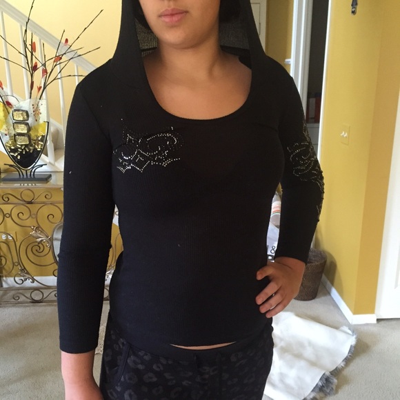 A beautiful hooded shirt. - Picture 1 of 3