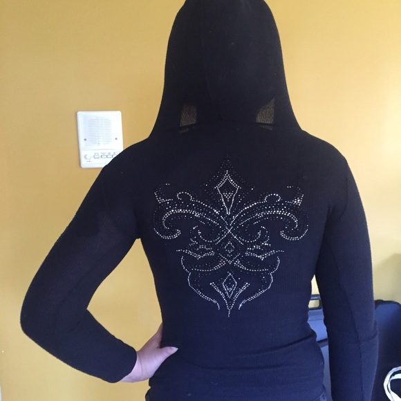 A beautiful hooded shirt. - Picture 2 of 3