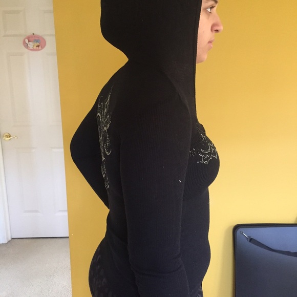 A beautiful hooded shirt. - Picture 3 of 3