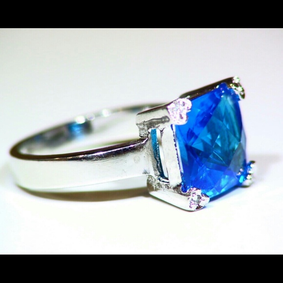 Jewelry - Size 7.5 .925 Sterling Silver Gorgeous Ring