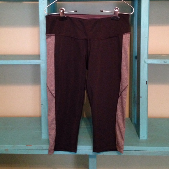 Black and gray New Balance capris