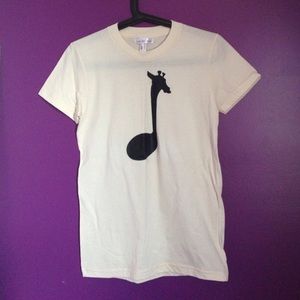 Giraffe/music note graphic tee