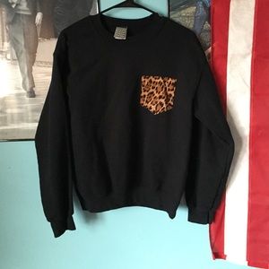 Sweatshirt with cheetah print pocket