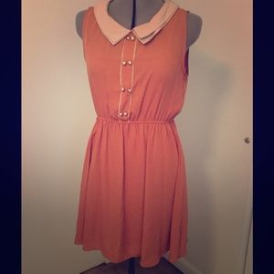 Collar sleeveless dress with pearl buttons