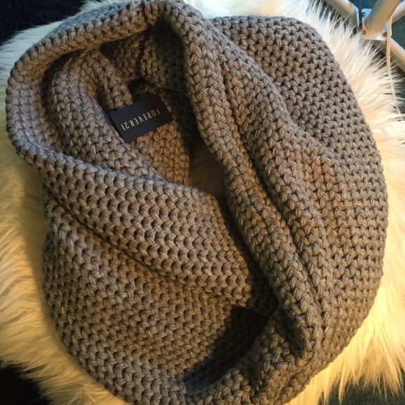 Gray knit Infiniti scarf