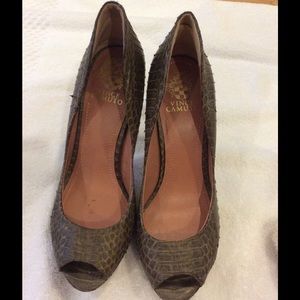 Vince Camuto dark grey snake skin design pumps