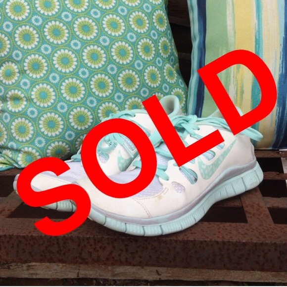 Nike Shoes - Nike Free Runs 5.0+