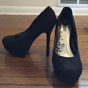 Black Pumps