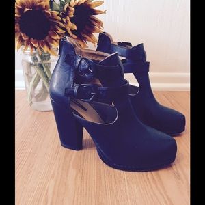 ❤️Black Cutout Buckle Heeled Booties❤️