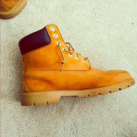 Been worn ,bottoms are clean ,no box