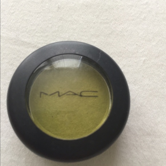 Mac eye shadow in Eye Popping