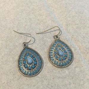 Tear drop shaped turquoise stone earrings!💋