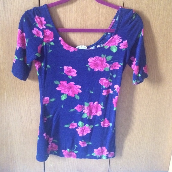 Dark blue stretchy half sleeve shirt