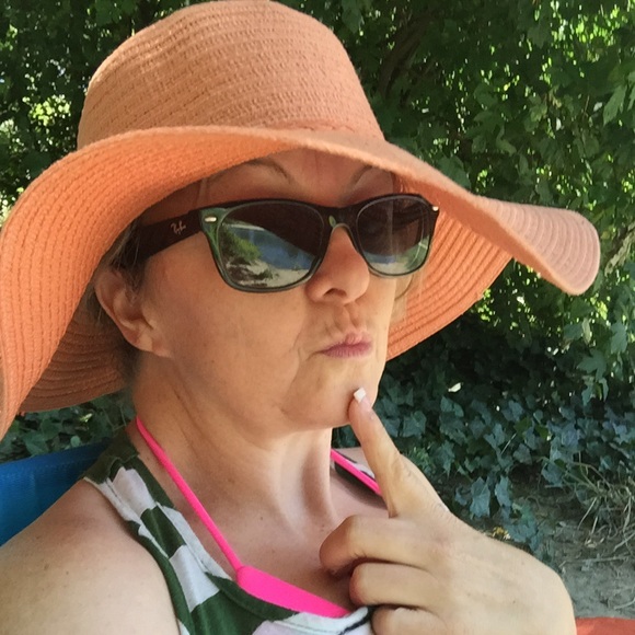 Meet your Posher, Madeleine - Picture 3 of 4