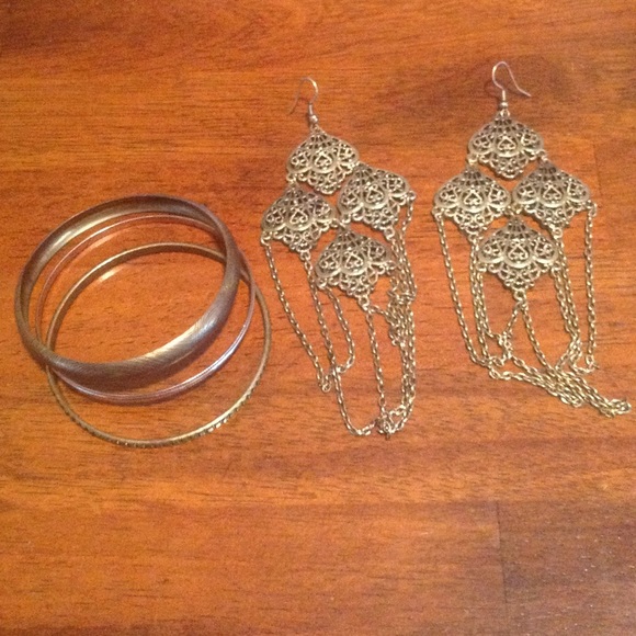 Dangled earrings and bracelet set