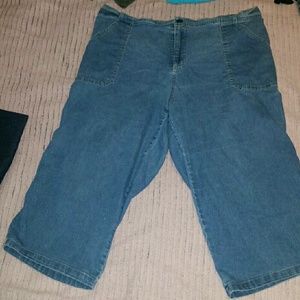Bobbie Brooks Loose Fitting Capris
